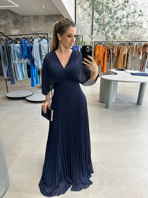 Vestido Amélie Plissé – Sofisticação em Movimento com Decote que Encanta
